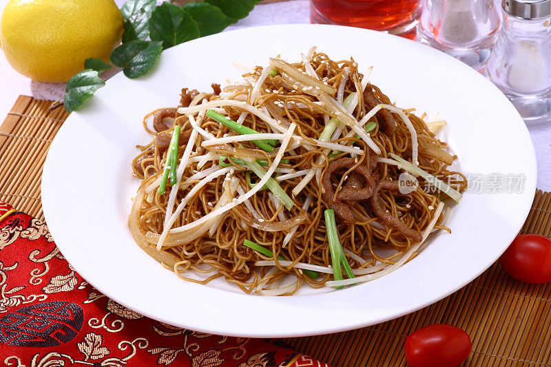 Soy sauce fried noodle with bean sprouts and pork (银芽肉丝豉油王炒面)